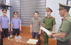 Bắt hiệu trưởng ép giáo viên đưa tiền để được dạy học