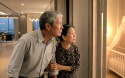 Ông bà nhìn cháu, nước mắt rơi