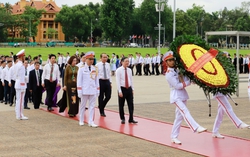 Đoàn đại biểu dự Đại hội Hội Nông dân Việt Nam IX vào Lăng viếng Chủ tịch Hồ Chí Minh