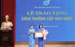 Phó Chủ tịch Hội LHPN Việt Nam Nguyễn Thị Minh Hương nhận Bằng khen của Thủ tướng Chính phủ