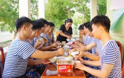 Ấm lòng bữa cơm bên những ngôi nhà nghĩa tình