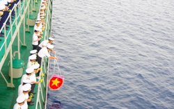 Xúc động lễ tưởng niệm các Anh hùng liệt sĩ giữa trùng khơi