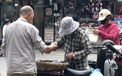 Phận đời sau gánh hàng rong