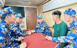 Tàu 797 Hải quân cứu thành công 10 ngư dân gặp nạn trên biển