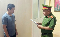 Khởi tố người đàn ông say rượu quậy phá trụ sở UBND xã