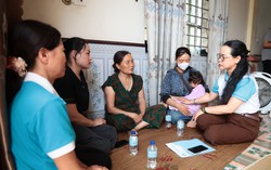 1 ngày sau biến cố, bé gái khuyết tật có thêm những người mẹ đỡ đầu