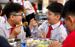Hà Nội: Nhiều gia đình phấn khởi khi trợ cấp bữa ăn bán trú tăng