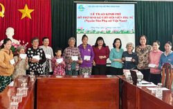 Hội LHPN tỉnh Đồng Tháp trao kinh phí hỗ trợ cho 10 hội viên có hoàn cảnh khó khăn