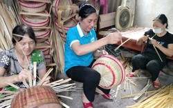 Hà Nội: Phụ nữ Nam Phù đưa nghề truyền thống lên không gian số