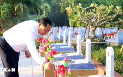 Đảng ủy Mặt trận Tổ quốc dâng hương tri ân Anh hùng liệt sỹ tại Quảng Trị