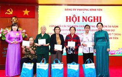 Hội LHPN TPHCM và phường Bình Tân tri ân nữ cựu tù chính trị