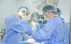 Hồi sinh đôi chân vẹo nhờ thay khớp gối 