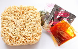Giải mã những bí mật bên trong các gói gia vị mì ăn liền