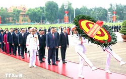 Ban Chấp hành Trung ương Đảng vào Lăng viếng Chủ tịch Hồ Chí Minh