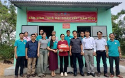 Bàn giao nhà Đại đoàn kết cho phụ nữ đơn thân có hoàn cảnh khó khăn