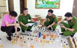 Bóc gỡ đường dây nước hoa giả bán tràn lan trên Shopee, khởi tố 13 bị can