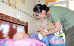 Phụ nữ Công an An Giang nhận phụng dưỡng suốt đời Mẹ Việt Nam Anh hùng Nguyễn Thị Bồi