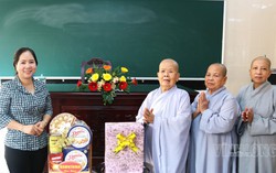Hội LHPN tỉnh Vĩnh Long thăm, chúc mừng chư ni mùa An cư kiết hạ