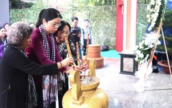Hội LHPN TPHCM tưởng niệm các anh hùng liệt sĩ tại Công viên Lê Thị Riêng