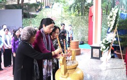 Hội LHPN TPHCM tưởng niệm các anh hùng liệt sĩ tại công viên Lê Thị Riêng