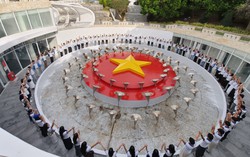 Kiều bào trẻ dâng hương tại "Vòng tròn bất tử" Gạc Ma: Tình yêu Tổ quốc tiếp nối trong tim