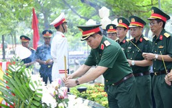 Bộ Tư lệnh TPHCM dâng hương tưởng niệm các Anh hùng liệt sĩ tại Côn Đảo
