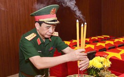 Đại tướng Phan Văn Giang dâng hương tưởng niệm các anh hùng liệt sĩ tại Công viên Lê Thị Riêng