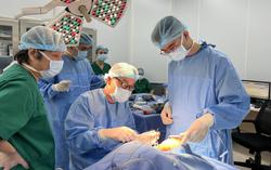 Suýt liệt mặt vì khối u dưới tai