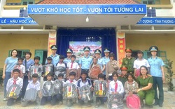 Phụ nữ Trung đoàn 937 phối hợp tổ chức chương trình "Yêu thương trao em"