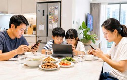 Gia đình mất kết nối vì phụ thuộc vào điện thoại