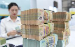 Lãi suất hạ nhiệt nhưng vẫn cao: Người gửi tiền hưởng lợi, người vay tiếp tục chịu áp lực