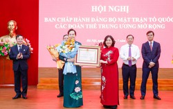 Trung ương Hội LHPN Việt Nam nhận Huân chương Lao động Hạng Ba về thành tích thực hiện tinh gọn bộ máy