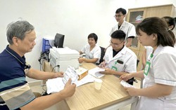Đông đảo người dân đến khám tại Bệnh viện Hữu nghị Việt Đức cơ sở Ninh Bình 