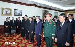 Thường trực Ban Bí thư Trần Cẩm Tú viếng Chủ tịch Quốc hội Lào Xaysomphone Phomvihane