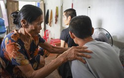 Nỗi cơ cực của người phụ nữ hơn nửa thế kỷ "nuôi" 3 bố con bị nhiễm chất độc da cam