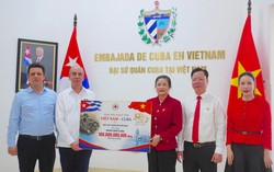 Việt Nam trao tặng 100 tỷ đồng hỗ trợ nhân dân Cuba