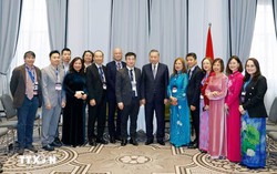 Top leader receives Vietnamese intellectuals, scientists in Australia