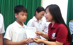Hội LHPN TPHCM trao học bổng, tặng quà con cán bộ, nhân viên Chi đội Kiểm ngư số 2