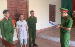 Bắt nghịch tử đánh mẹ gãy tay, cha rách da đầu