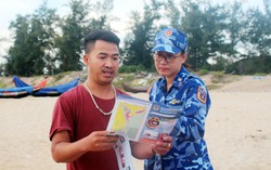 Cảnh sát biển đồng hành cùng ngư dân trên cánh sóng