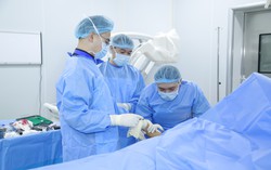 Sau 3 ngày phẫu thuật gãy xương, bé gái 14 tuổi có thể vận động tay