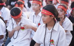 Học sinh xúc động với nghi thức bông hồng cài áo trong lễ Vu Lan