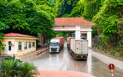 Làm thủ tục xuyên trưa, tăng thời gian thông quan hàng hóa qua biên giới Việt - Trung