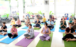 Lớp Yoga đặc biệt cho "chiến binh K" tại Bệnh viện Chợ Rẫy