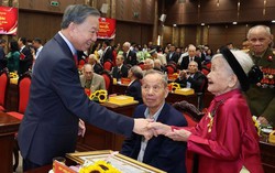 Tổng Bí thư, Chủ tịch nước Tô Lâm dự Lễ trao tặng Huy hiệu Đảng tại Đảng bộ TP Hà Nội