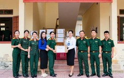 Phụ nữ Bộ CHQS tỉnh Hà Tĩnh tiếp nhận vật chất hỗ trợ Đội quy tập làm công tác dân vận tại Lào