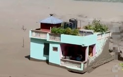 Ngôi nhà đứng vững giữa dòng lũ quét kinh hoàng ở Nepal