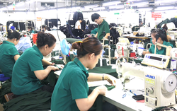 Tổ quốc trong tim: Người lính thợ Tổng công ty 28 gửi tình yêu đất nước qua từng đường kim, mũi chỉ