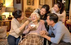 Lạ đời: Mẹ ốm, cả nhà... vui