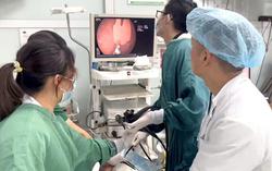 Nội soi cấp cứu bé 20 tháng nuốt phải mảnh thìa nhựa sắc nhọn
